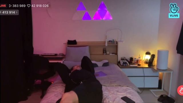 Bang Chan falling on a laptop/Падение Бан Чана на ноутбук ? смотреть онлайн