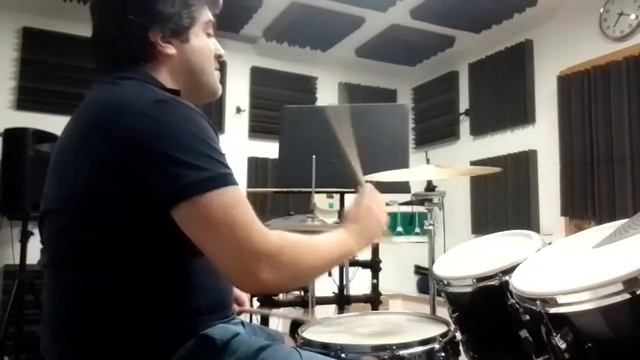 Renato Costa - Small, groovy drum solo...sort of... смотреть онлайн
