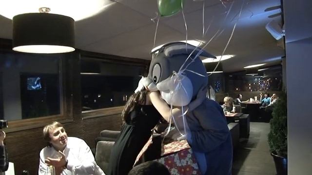 Необычная доставка подарка с одним персонажем.avi смотреть онлайн