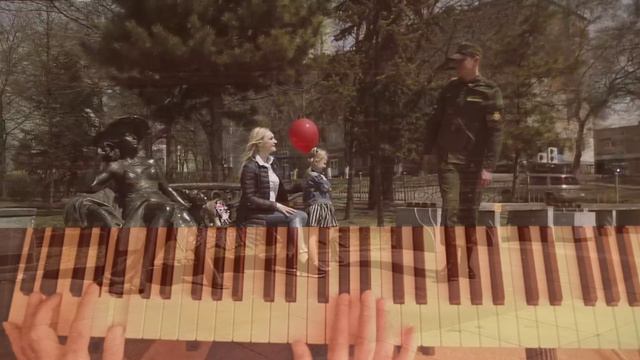 Идет солдат по городу