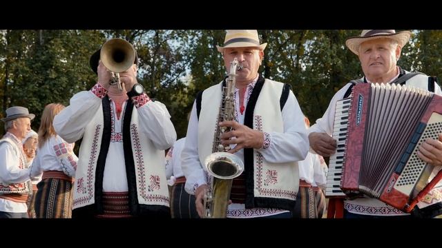 Mihaela Tabură și Orchestra LĂUTARII -M-o făcut mama frumoasă?Official Video смотреть онлайн