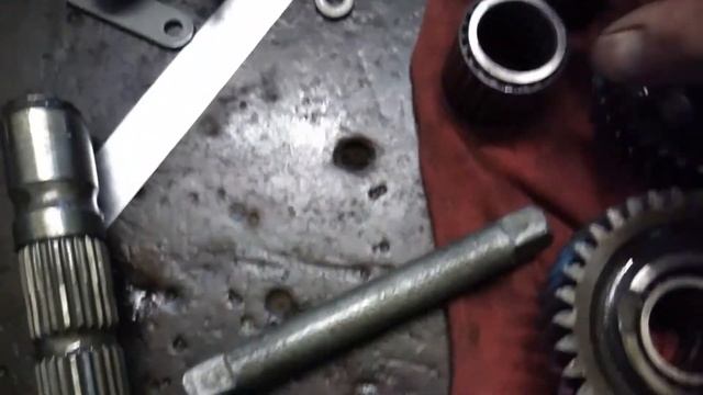 Снятие с машины ОКА коробки передач, её разборка, сборка, обратная установка смотреть онлайн