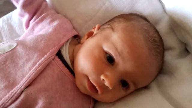 Саша лопочет и показывает язык смотреть онлайн