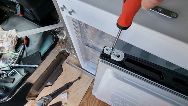 Mitsubishi Rosa Bus Conversion Part 73 Reversing hinges on LG fridge смотреть онлайн