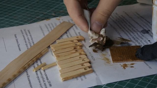 Кукольный домик с крутой лестницей. A dollhouse with a steep staircase.