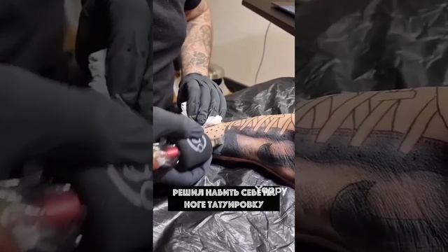 Очень необычная татуировка на ногах в виде кроссовок Nike смотреть онлайн