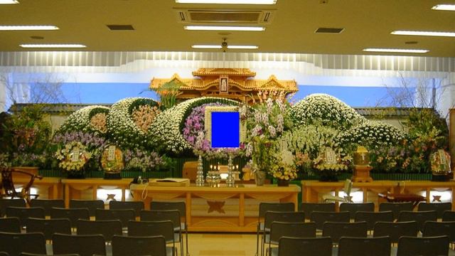葬儀 家族葬 生花祭壇 デザイン 作り方 挿し方 花祭壇の歴史を振り返る 技術の進歩 デザイン性の多様化 テーマ性の変化 смотреть онлайн