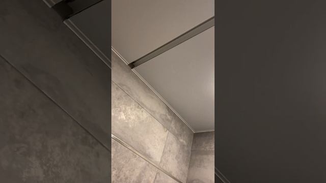 Как выглядит однорядный скрытый карниз на натяжном потолке в ванной смотреть онлайн