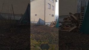 Падающий снег с крыши разрушил забор. Нет нормы отступа.