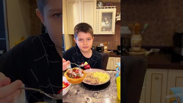 Кто сказал, что мамина еда не вкусная ? #дети #детям #ЯрославКовалев смотреть онлайн