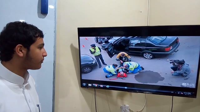 Two Saudi students describing a photo in English смотреть онлайн