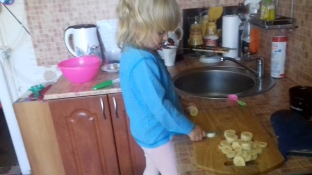Первые знакомство с блендером. Маленькая Доченька Настенька учится готовить смотреть онлайн