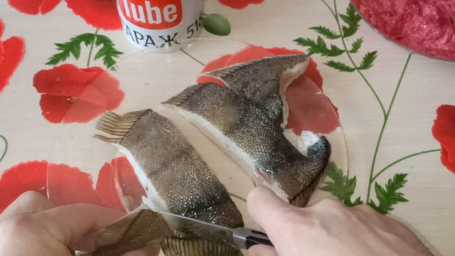 как почистить камбалу от головы и чешуи | рецепт жарим камбалу в муке | жареная рыба камбала смотреть онлайн