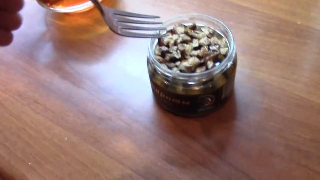 Домашняя рыбалка на кухне. Как ловить и поймать рыбу. Обучающее видео для новичков. Шпроты в банке.