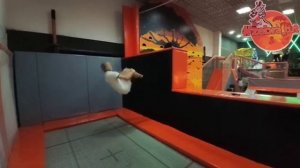 Заднее сальто от стены с помощью рук!!!??