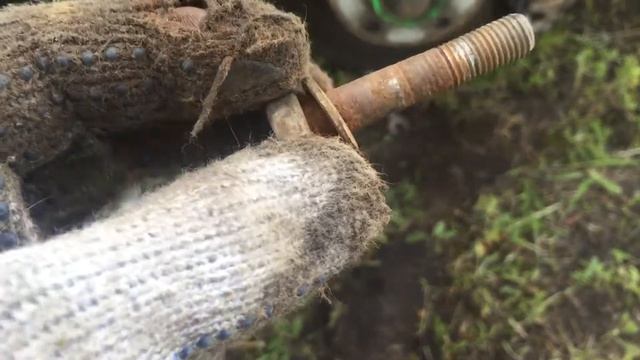 Болтается шаровая в поворотном кулаке Ауди 100