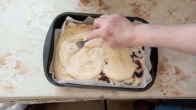 Пирог на кефире 2в1 слива и банан. смотреть онлайн