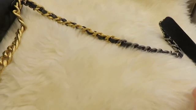 CHANEL 19 BAG VS CHANEL BOY BAG// Size, Capacity and Chain Comfort Levels ( Request Video) смотреть онлайн