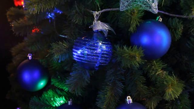 Гирлянда из синих елочных шаров