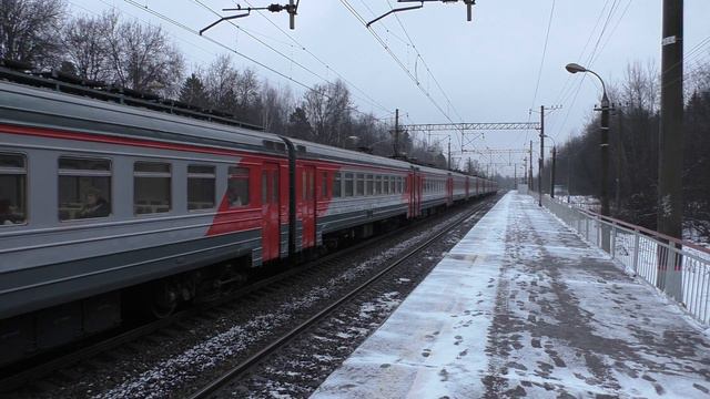 Электропоезд ЭР2Т-7180 платформа Театральная смотреть онлайн