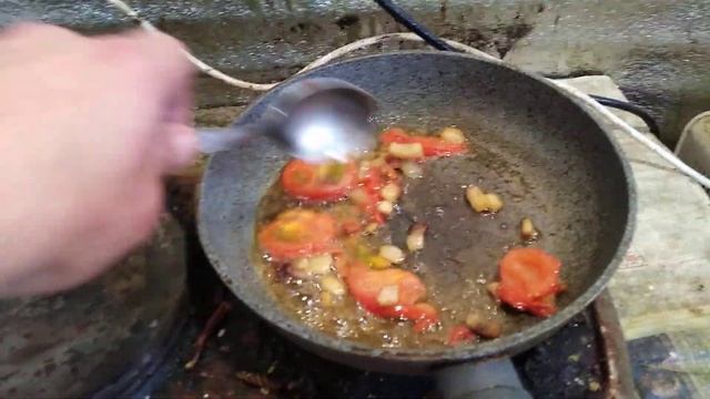 ЖАРЕНЫЕ ЯЙЦА НА САЛЕ С ПОМИДОРОМ. ВСЁ КАК В ЗОНЕ. смотреть онлайн