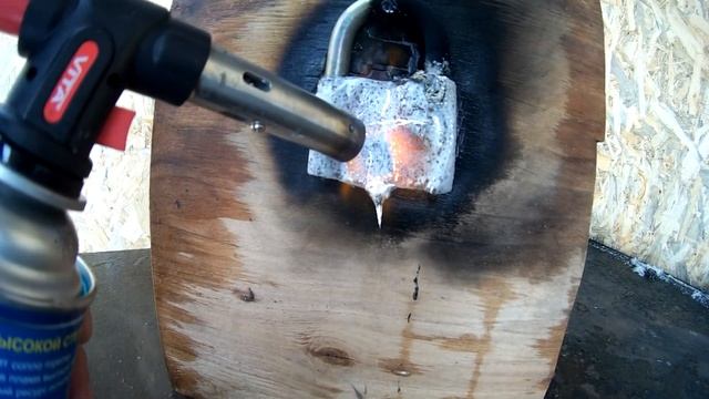 Открыть замок с помощью газовой горелки,:- Реально !! Gas burner vs Castle.. смотреть онлайн