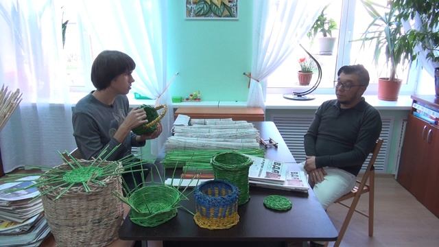 Кирилл Зеленкин - мастер по плетению из бумажной лозы 19-10-20 смотреть онлайн