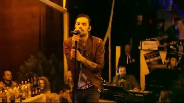 Quest Pistols in Rolling Stone Bar [HQ].Он рядом смотреть онлайн