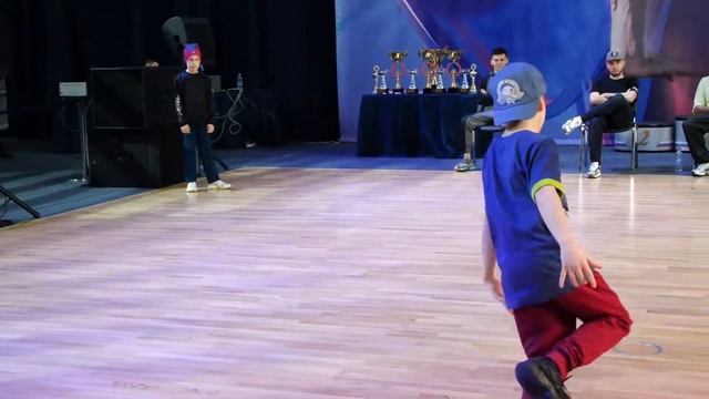 отбор 7-10 bboy Tic-tac vs ГОР vs Flowmaster vs Кирюха - брейкданс чемпионат г.Москва смотреть онлайн