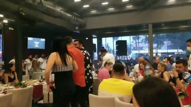 Отдыхаем в ресторане / Живая музыка смотреть онлайн