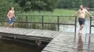 поскользнулся
