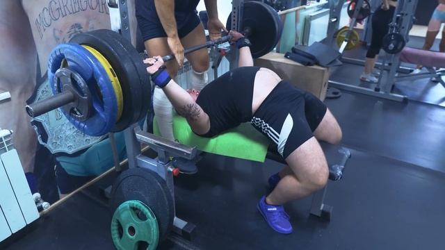 Курс Максика. Жим лежа 140 на разы. Резко прибавил на химле. смотреть онлайн