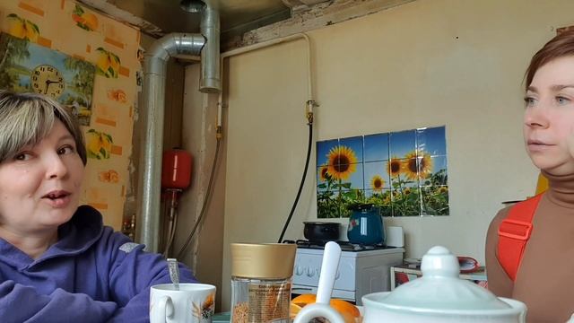 Переехали в деревню》Разговор за чашкой кофе ... 》В гостях у Лены смотреть онлайн