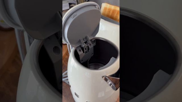 Топовый электрический чайник от Smeg KLF03CREU смотреть онлайн