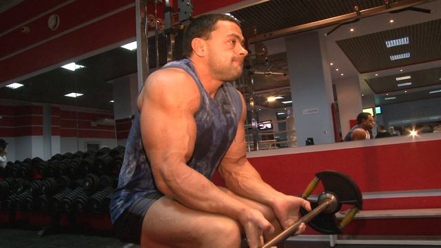 Сгибание запястий со штангой хватом снизу