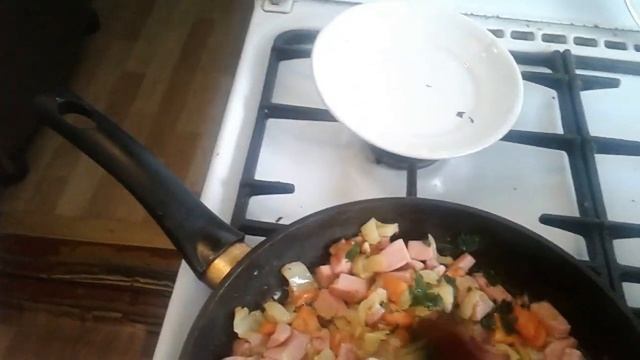 Жареная картошка с овощами и колбасой. смотреть онлайн
