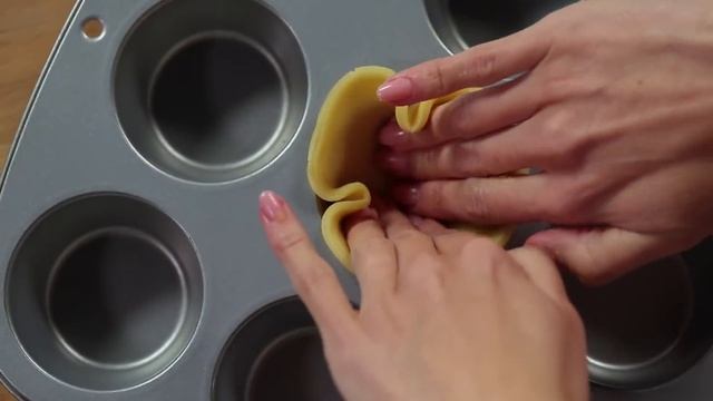 Готовим дома ПЕСОЧНЫЕ КОРЗИНОЧКИ-ТАРТАЛЕТКИ С ТВОРОЖНЫМ КРЕМОМ И ЯГОДАМИ. Пошаговый видео рецепт смотреть онлайн