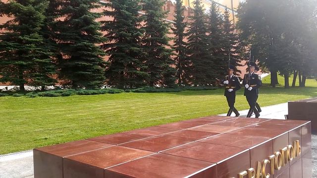 Президентский полк. Смена караула у Вечного огня. Александровский сад. смотреть онлайн