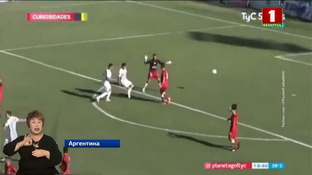 Собака отбила мяч за вратаря во время футбольного матча в Аргентине смотреть онлайн