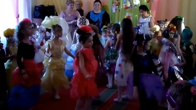Танец "Модница" на дефиле "Экомода" в ДОУ "Солнышко" г Сенгилей смотреть онлайн