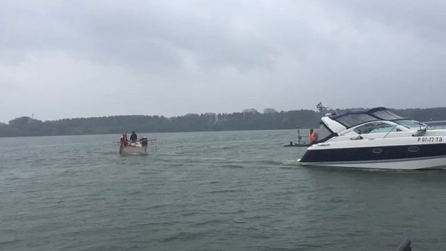 Яхта и экипаж прибывают на берег смотреть онлайн