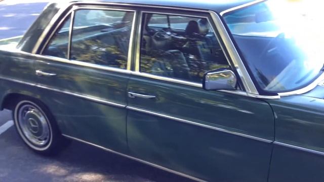 1976 Mercedes Benz 280 W114 in DB 870 Nicklegrün смотреть онлайн