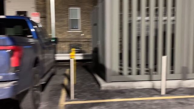 Safe? Public Charging at Night with 2022 Ford F-150 Lightning смотреть онлайн