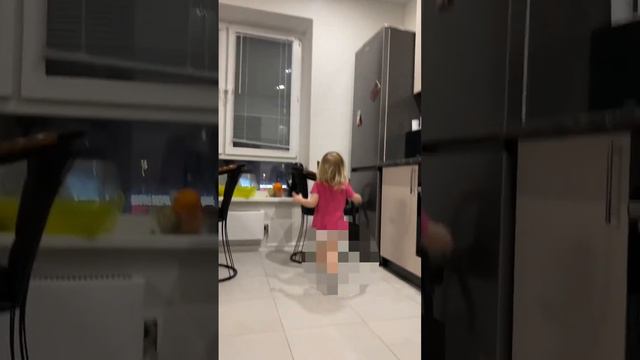 Помогла😂 #дети #детивидео #детииродители #кот #бенгал #воспитание #воспитаниедетей #развитиедетей