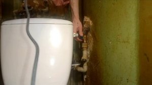 меняем шлангу в бачке в унитазе на новую подводку