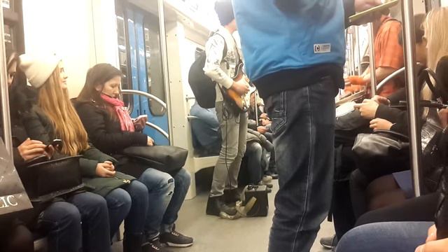 Гитарист и барабанщик играют в московском метроⓂ🚉 смотреть онлайн