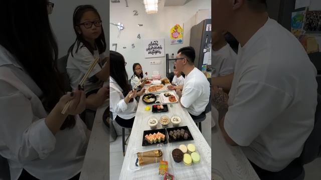 ✅ Часть 2/4. Обзор еды от Сергея #Лайк65 #Сахалин # роллы # суши #десерты