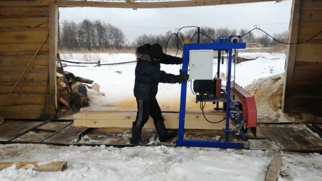 Такого повторять точно не стоит, слишком опасно..Пилим на пилораме, строим лестницу и скидываем сне смотреть онлайн