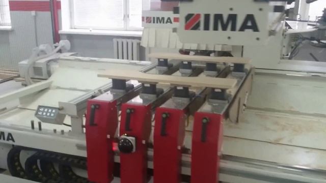 Bima 400V - кромление двух узких деталей с внутренним контуром смотреть онлайн