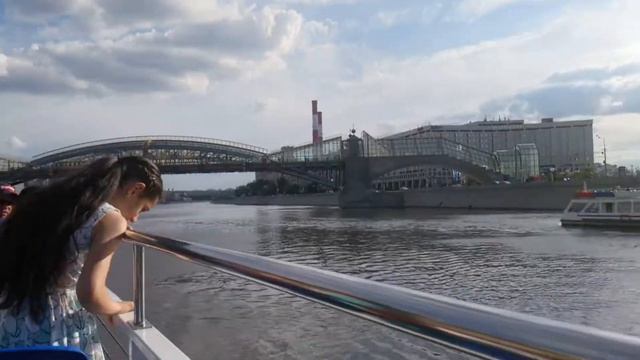 ТРЕТИЙ ДЕНЬ В МОСКВЕ (Прогулка на теплоходе, Москва сити) смотреть онлайн